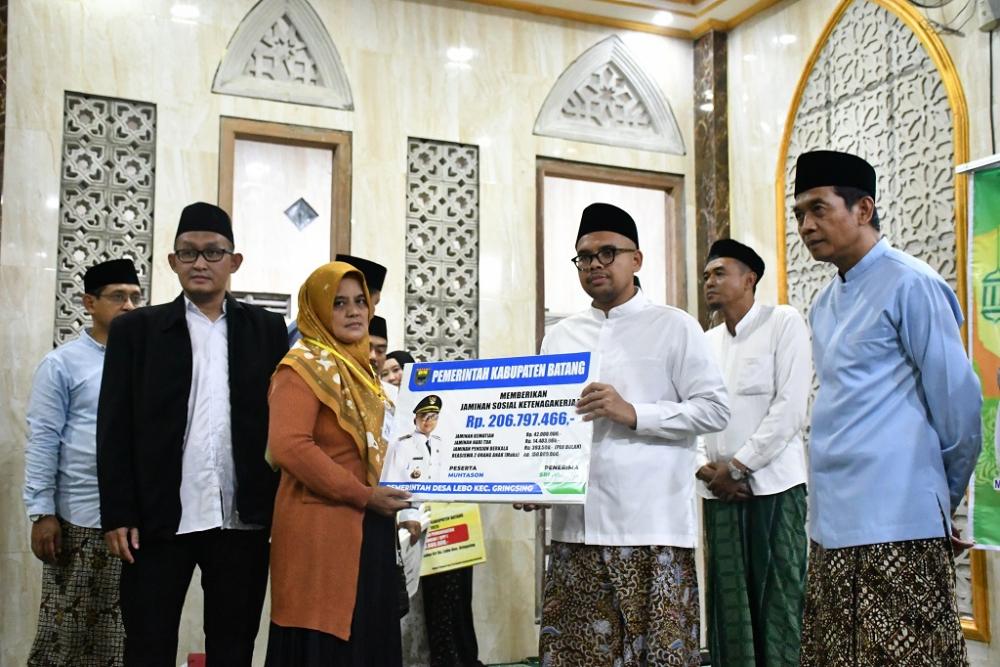 BPJS Ketenagakerjaan Batang Serahkan Santunan Saat Kegiatan Tarawih Ukhuwah