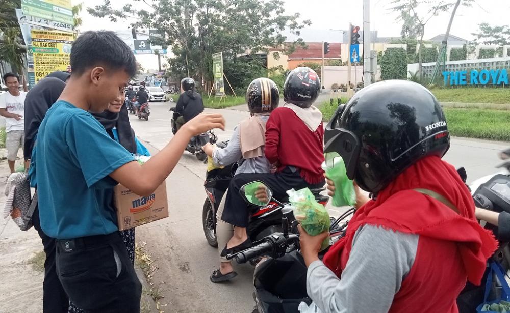 Bagi-Bagi Takjil, OSIS Skansa Tebarkan Kebaikan Ramadan