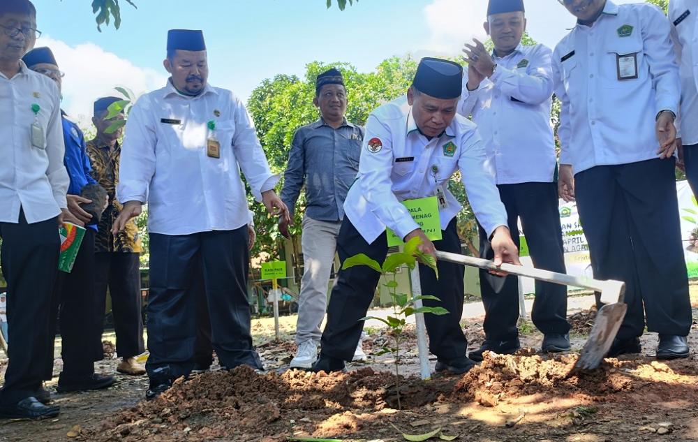 Lestarikan Bumi, Kemenag Batang Tanam 1.000 Pohon Matoa