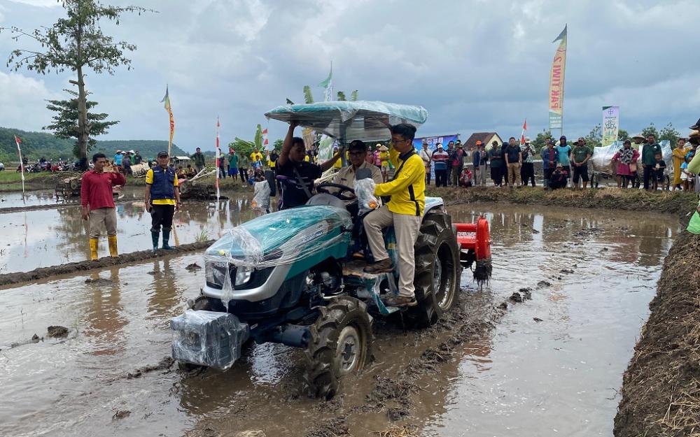 Serunya Balap Traktor Adu Cepat di Gringsing Batang