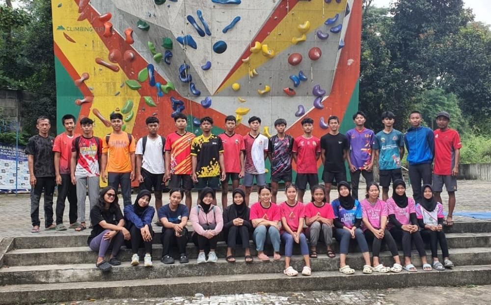 Dua Srikandi Panjat Tebing Batang, Siap Berlaga di Kejurnas 2025