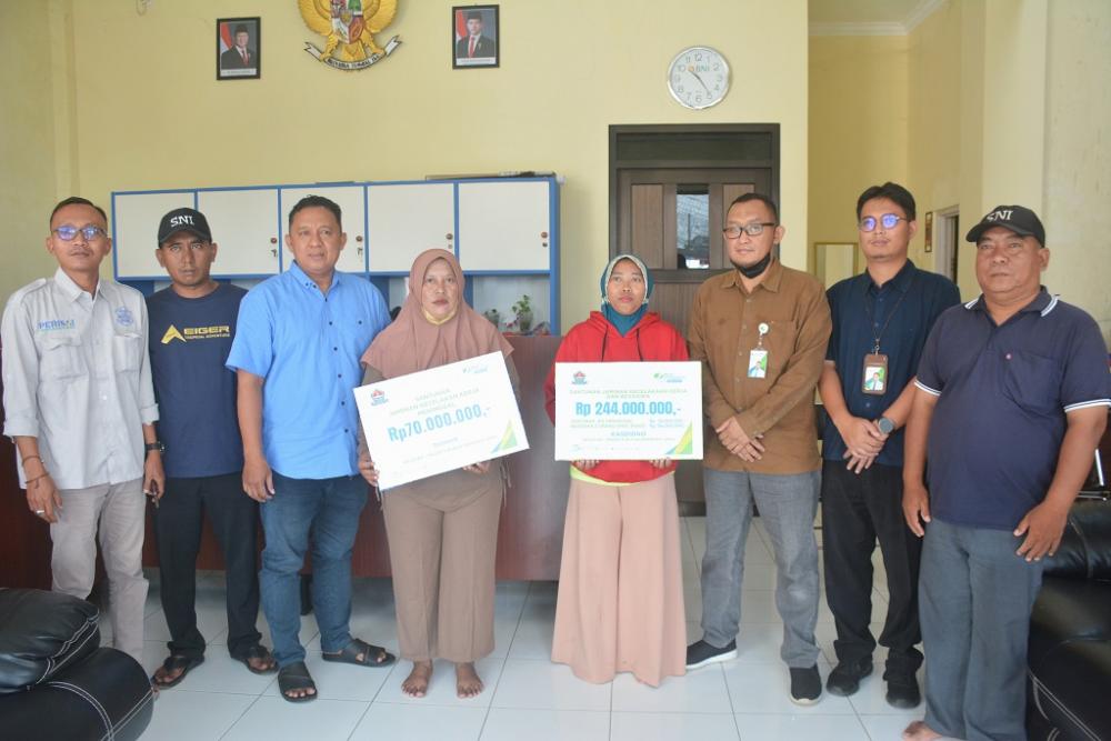 Serahkan Santunan Kematian, HNSI Batang Ajak Nelayan Daftar BPJS Ketenagakerjaan