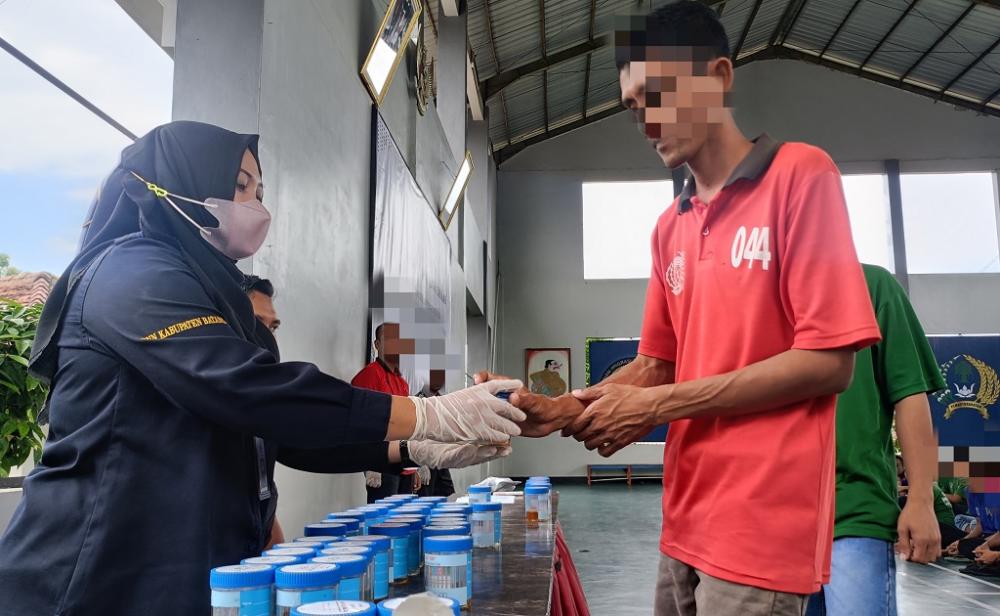 Pastikan Bebas Narkoba, WBP Lapas Batang Tes Urine