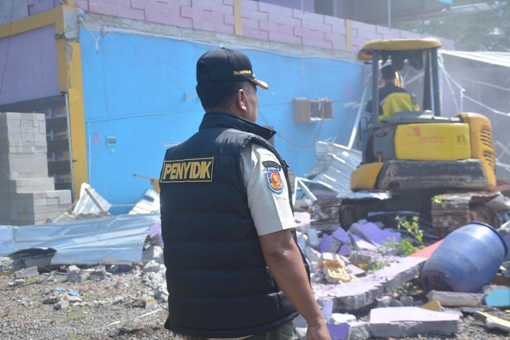 Puluhan Kafe dan Karaoke di Pantai Sigandu Dibongkar Satpol PP Batang