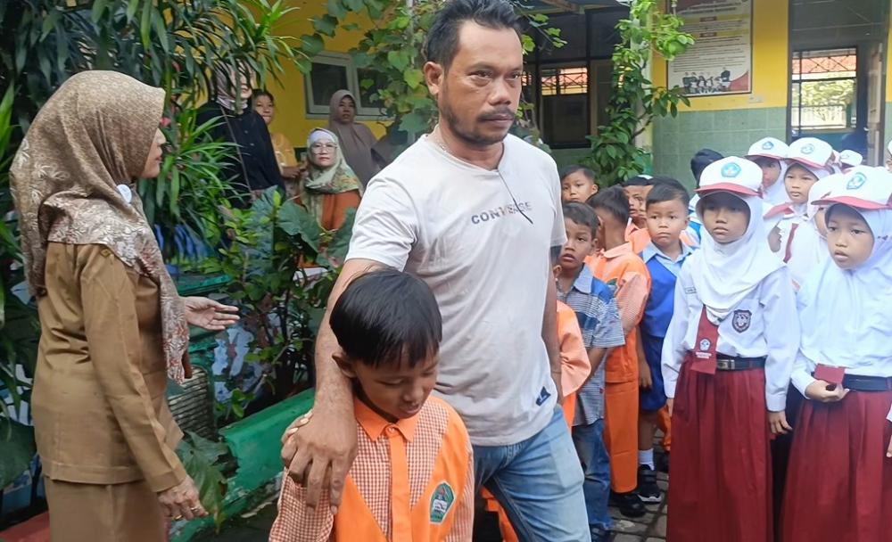 Gerakan Ayah Mengantar, Perkuat Mental Anak Sebelum Belajar