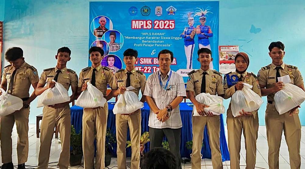 Sambut HUT Ke-22, SMK Bintara Batang Berikan Seragam dan SPP Gratis Ke Siswa Baru