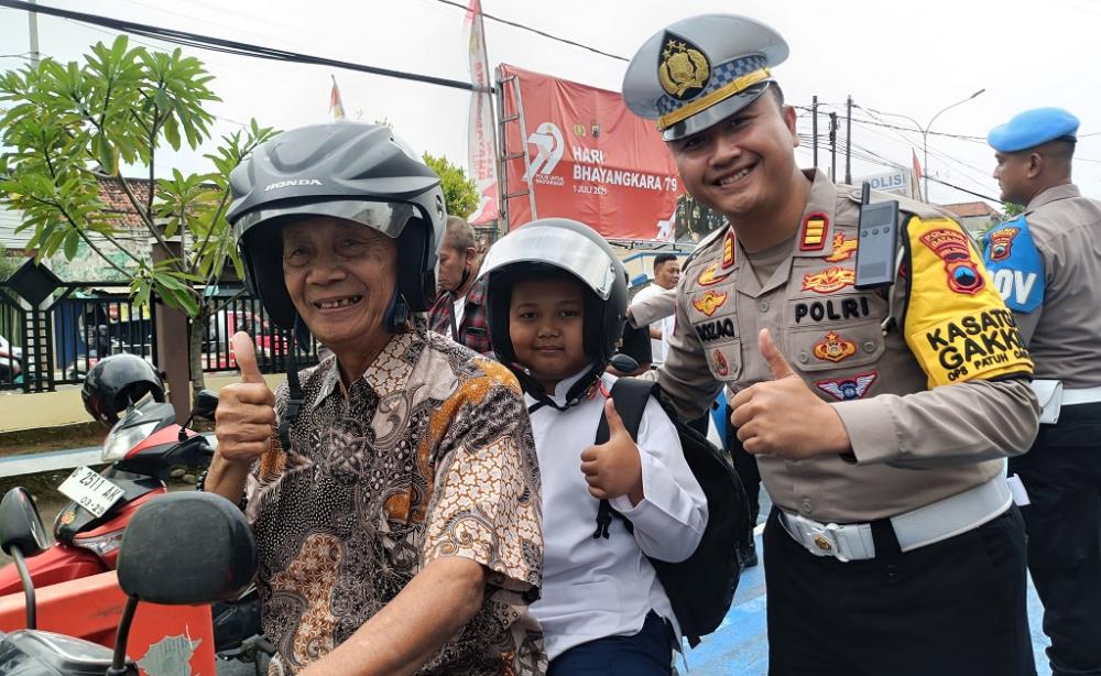 Aksi Simpatik, Pengendara Tertib Berlalulintas Dapat Coklat