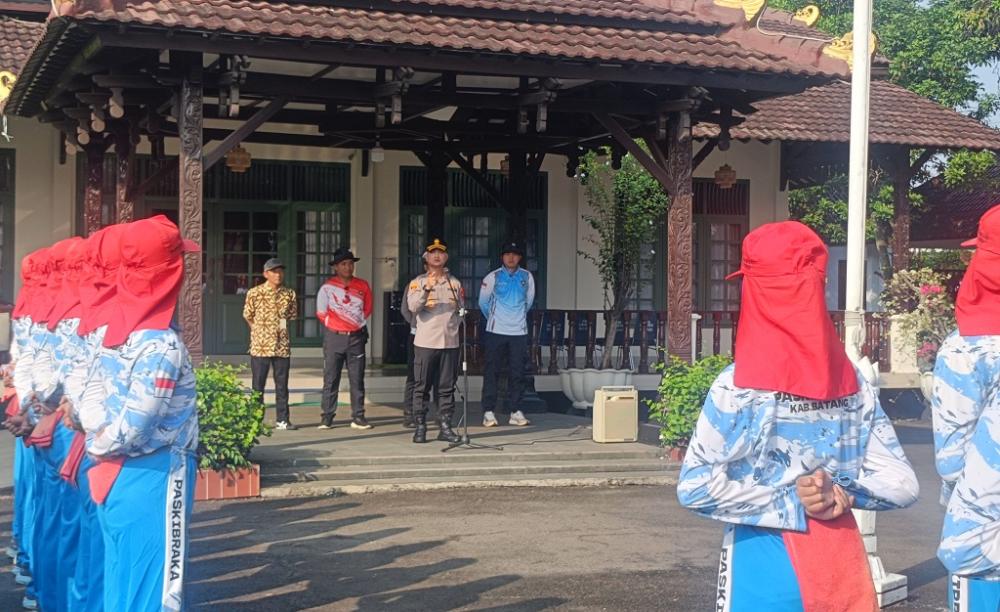 Jelang Pengibaran Bendera, Kapolres Batang Intens Motivasi Paskibraka