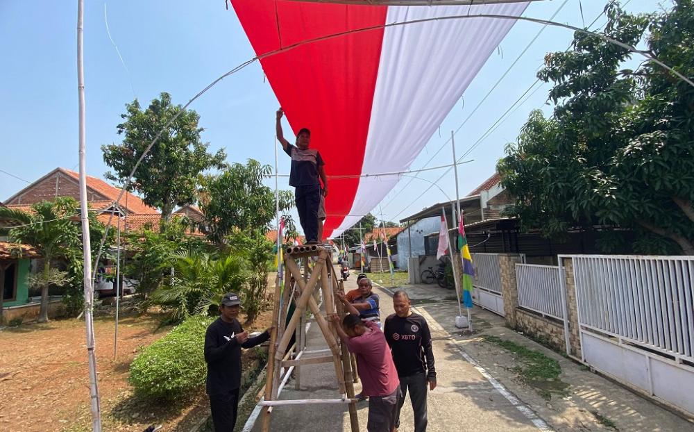 Warga Batang Rentangkan Bendera Merah Putih Sepanjang 250 Meter