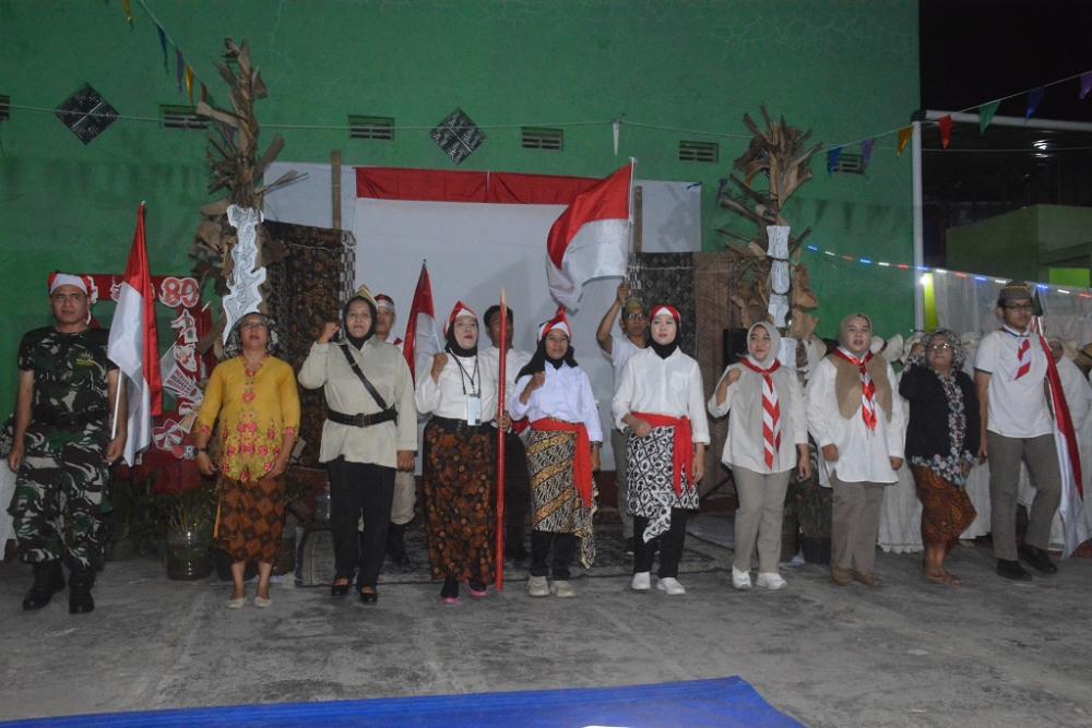 Kostum Kolonial Meriahkan Malam Tirakatan di Perum Pesona Griya Batang 0310