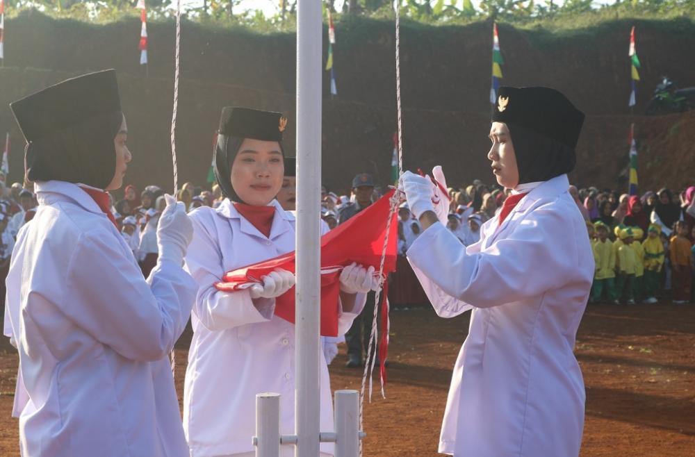 Rayakan Kemerdekaan, Perempuan Desa Sodong Kibarkan Sang Merah Putih