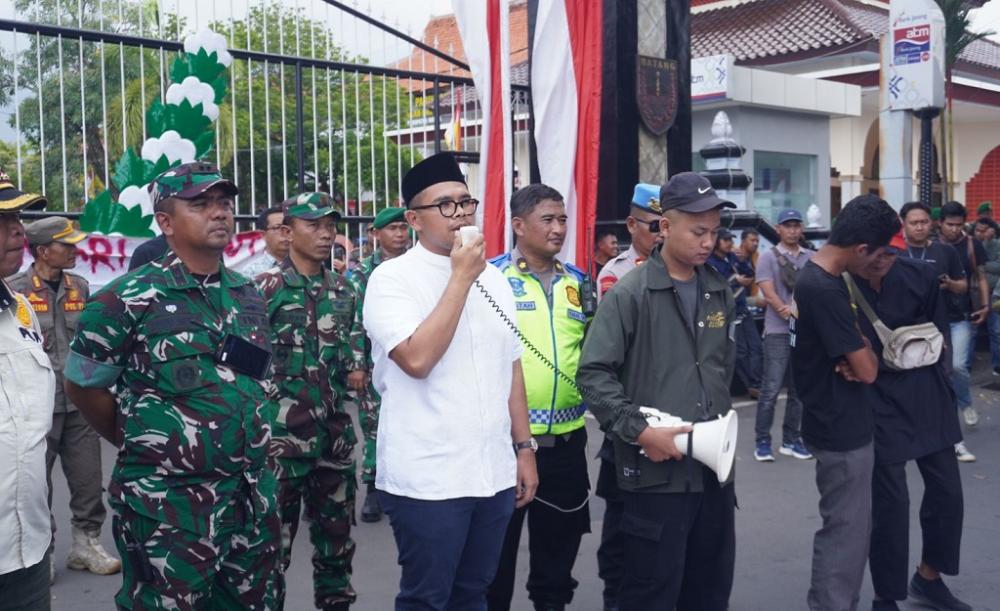 Temui Ratusan Pendemo, Bupati Batang Tegaskan Kritik adalah Masukan Berharga