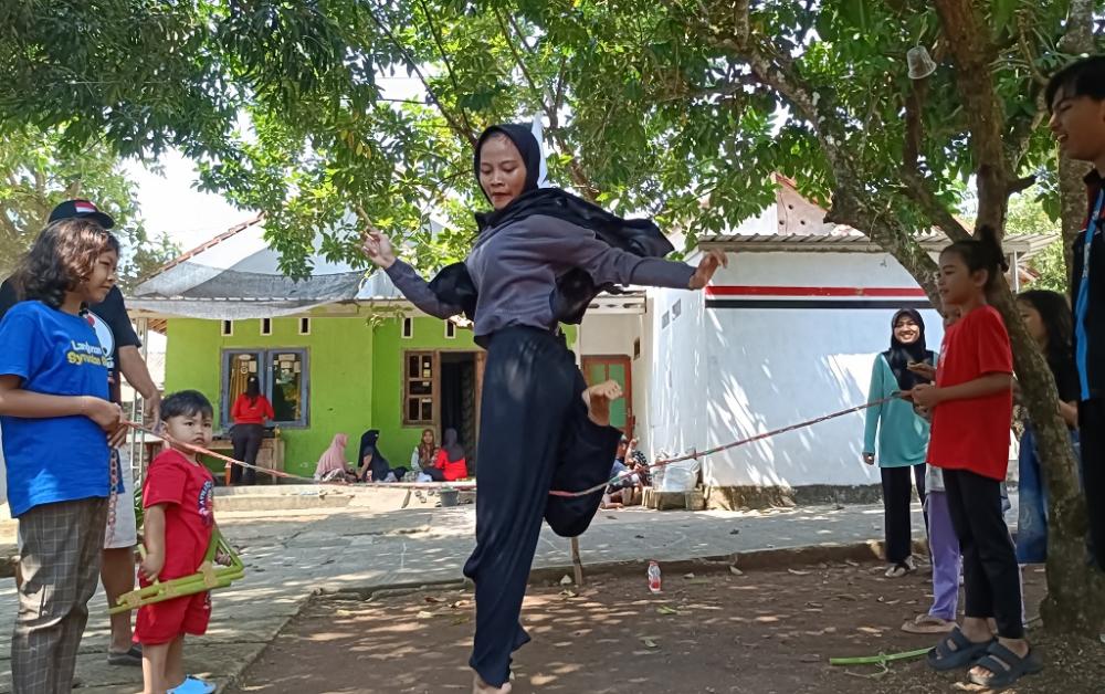 Hindari Gawai, Oi Kecepak Kenalkan Anak Permainan Jadul