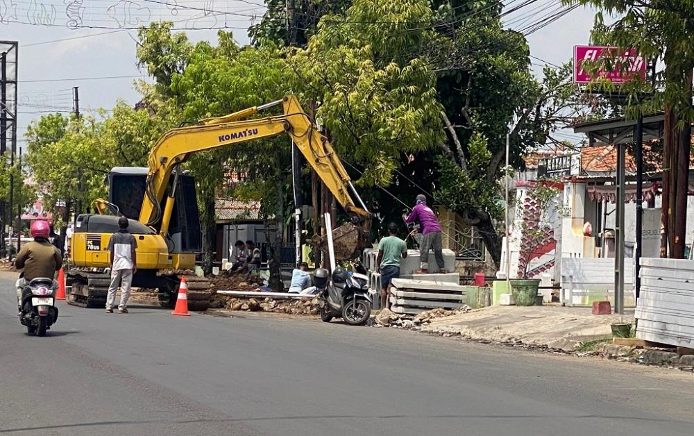 Alami Keterlambatan, DPUPR Batang Kawal Penuh Pembangunan Trotoar Jalan Ahmad Yani