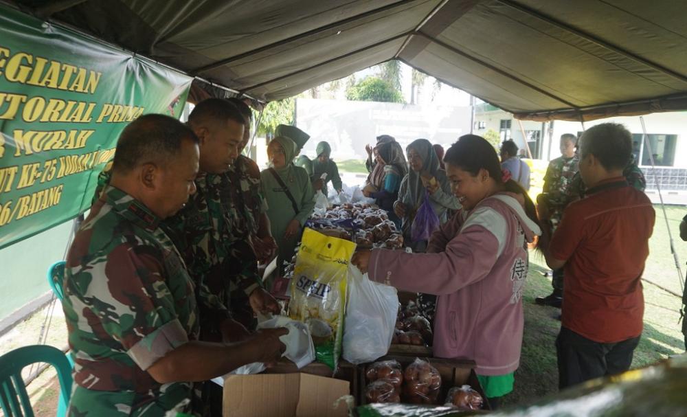 Ringankan Ekonomi Masyarakat, Kodim Batang Gelar Pasar Murah