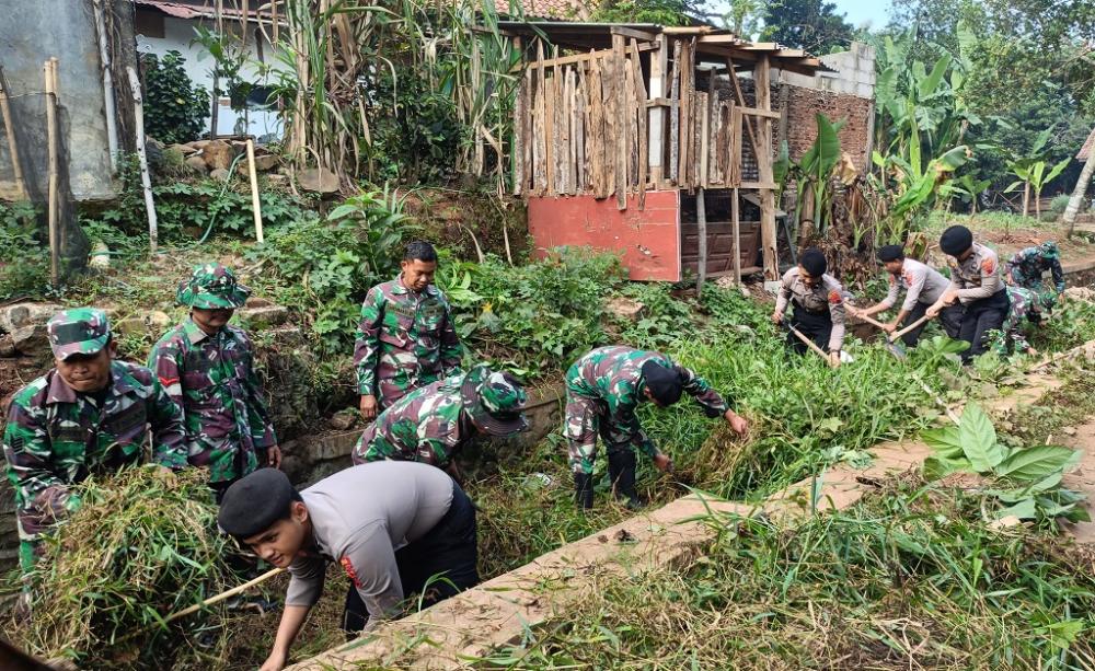 Rayakan HUT TNI, Kodim Batang Bersihkan Selokan Desa Cepokokuning