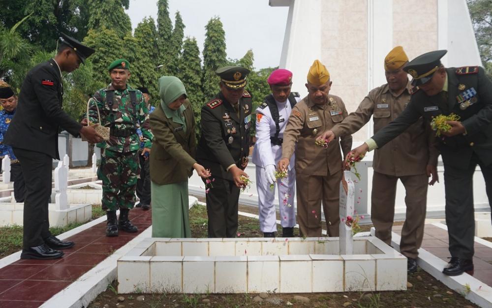 HUT Ke-80 TNI, Dandim Batang Ziarahi TMP Kadilangu
