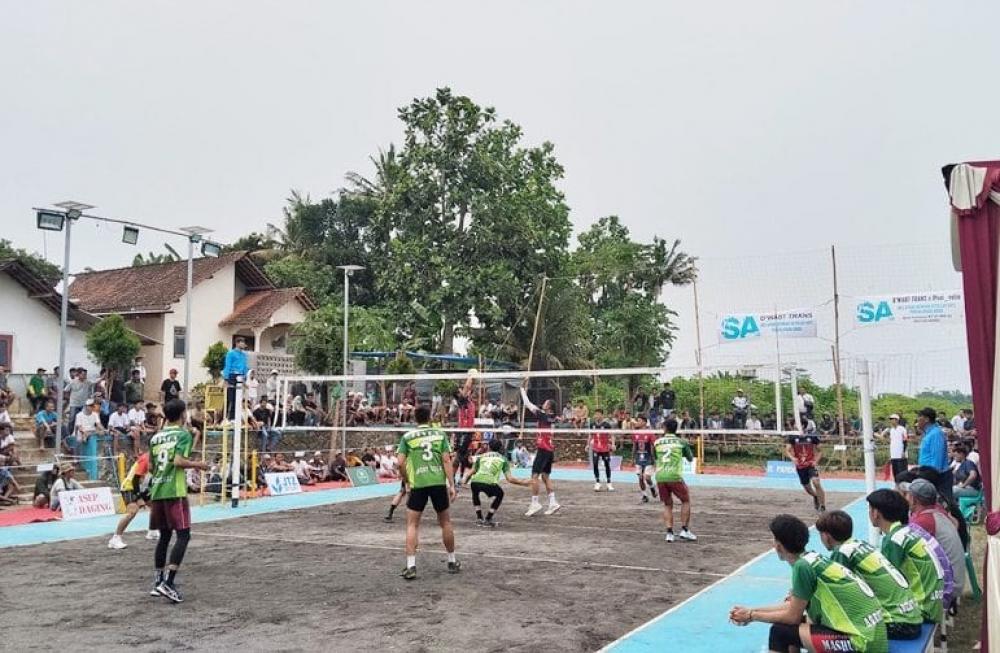 HUT Ke-80 TNI, Warga Kalisalak Gelar Turnamen Volly