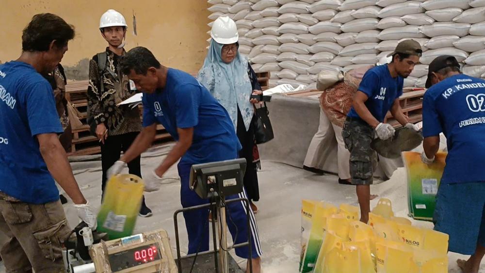 Cek Takaran Beras, Disperindagkop Batang Sidak Gudang Bulog