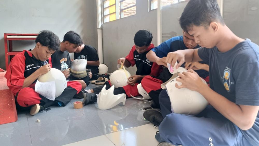 Seni Repaint Helm, Jadi Alternatif Bisnis Gen Z