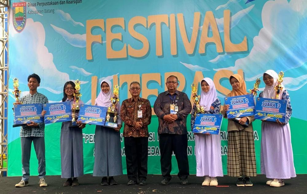 Pelajar SMANDA Juarai Lomba Resensi Buku Disperpuska Batang