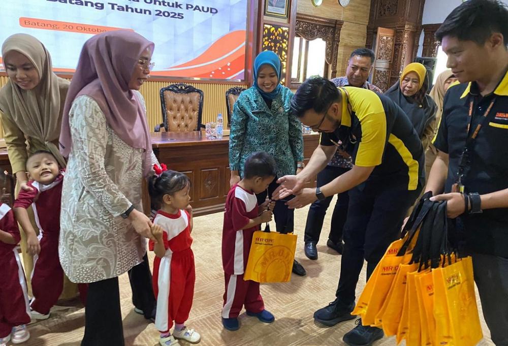 MR. DIY Serahkan Bantuan CSR 300 Paket ke PAUD di Batang
