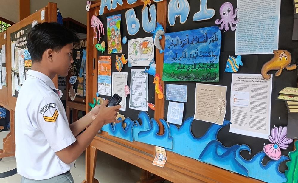 Bangkitkan Semangat Literasi, Pelajar Smantang Kolaborasikan Mading Ber-Barcode
