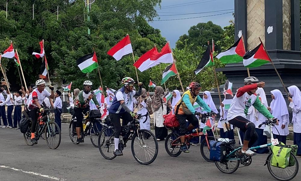 16 Pesepeda Tempuh 1.000 Km dari Surabaya ke Jakarta untuk Palestina