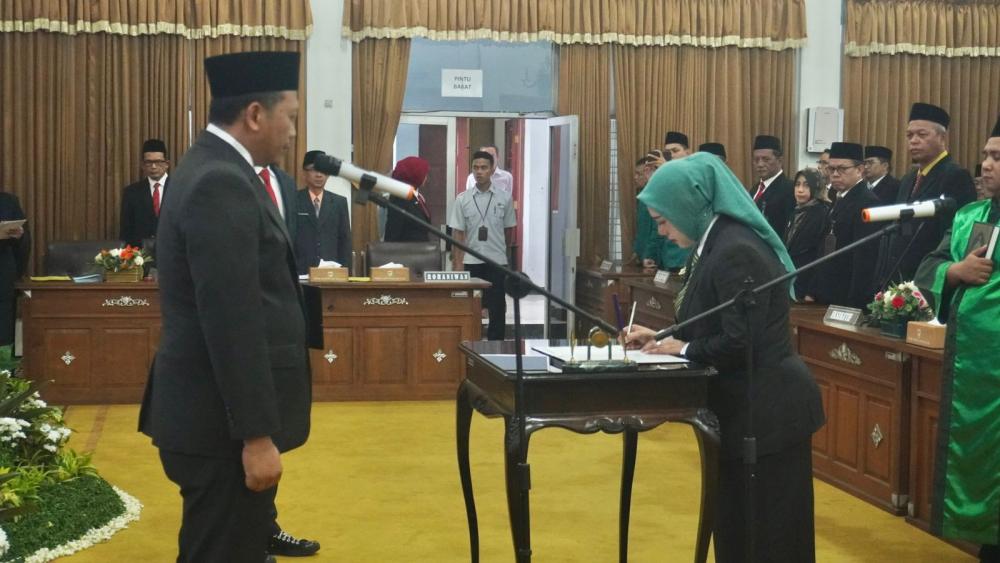 Satu Kursi DPRD Batang Resmi Berganti, Rohmatun Dilantik Gantikan Maulana Yusuf