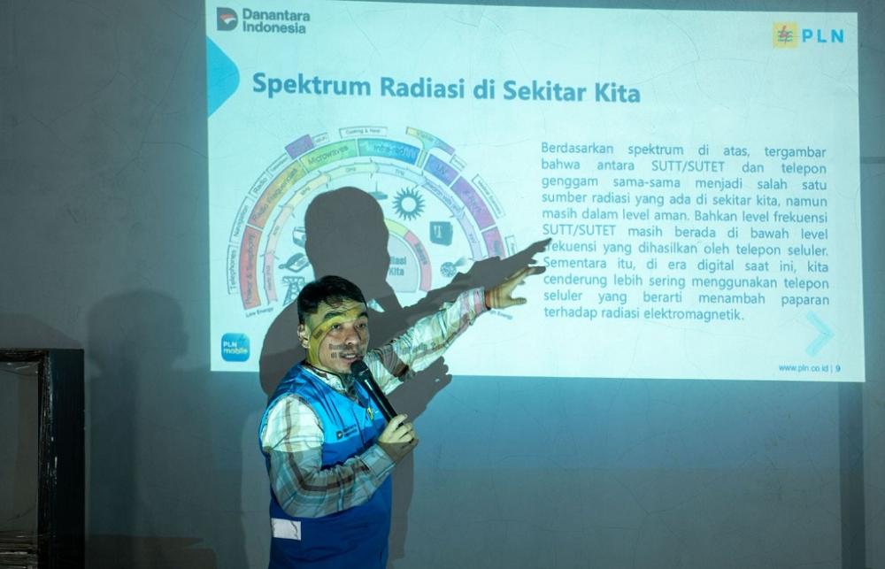 PLN Datangi Warga Batang, Bongkar Mitos Radiasi Tower SUTT