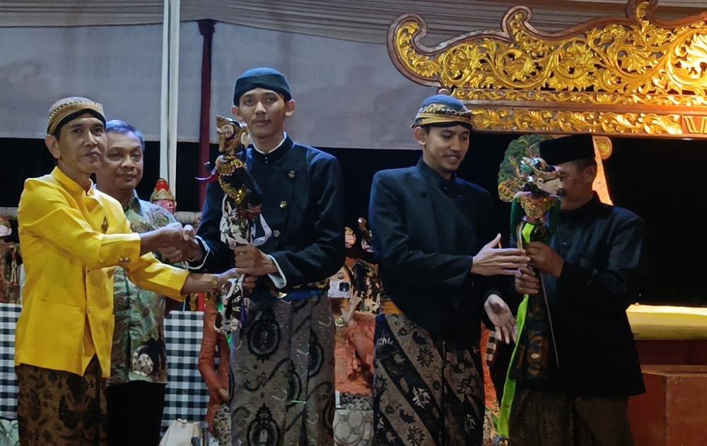 Hari Wayang, Dalang Muda Pentaskan Wayang Golek Walisongo