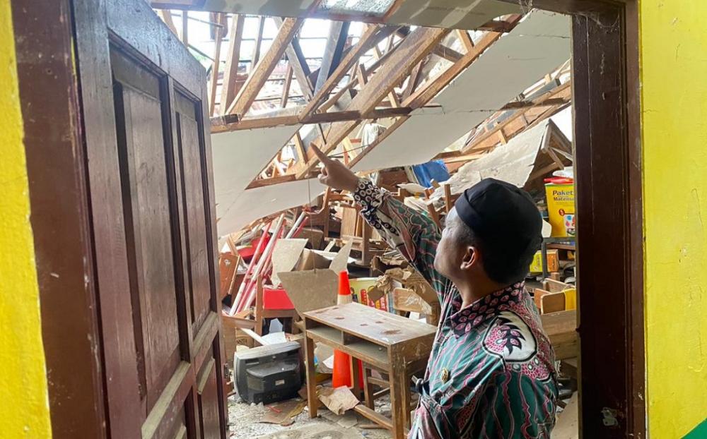 Hujan Lebat Robohkan Gudang SDN Proyonanggan 3, BPBD Gerak Cepat Lakukan Penanganan