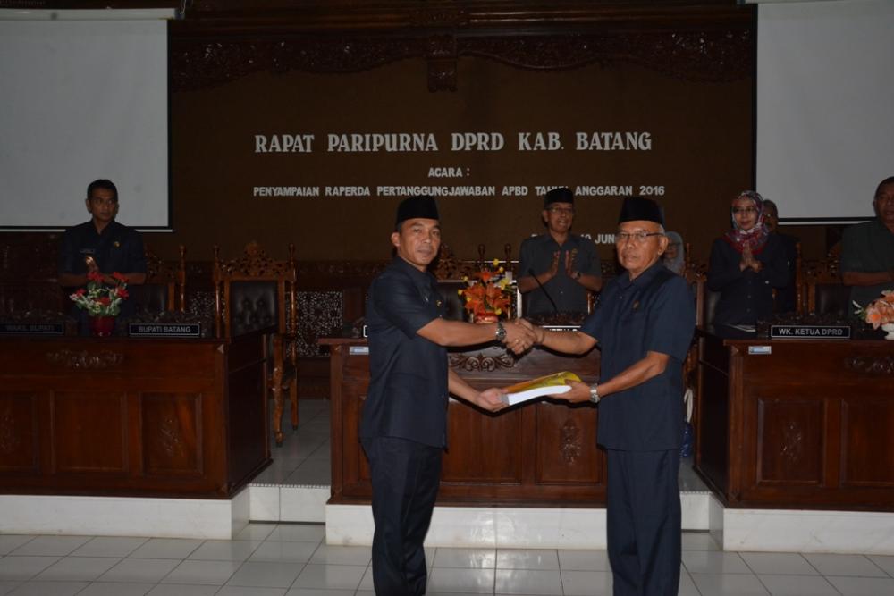 Bupati Batang Sampaikan Laporan Pertangung Jawaban Keuangan APBD Mendapat WTP Kepada DPRD