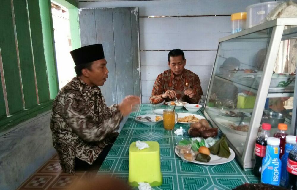 Bupati Wihaji dan Wabup Suyono Sarapan Bareng dengan Tukang Sapu di Kantin