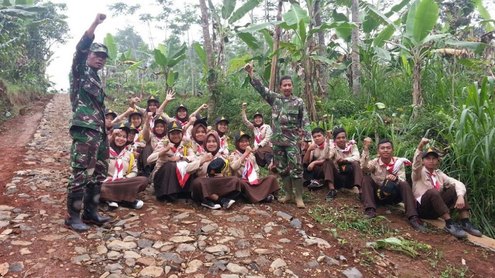 TMMD Melatih Kerjasama Antar Warga dan Anggota Pramuka 