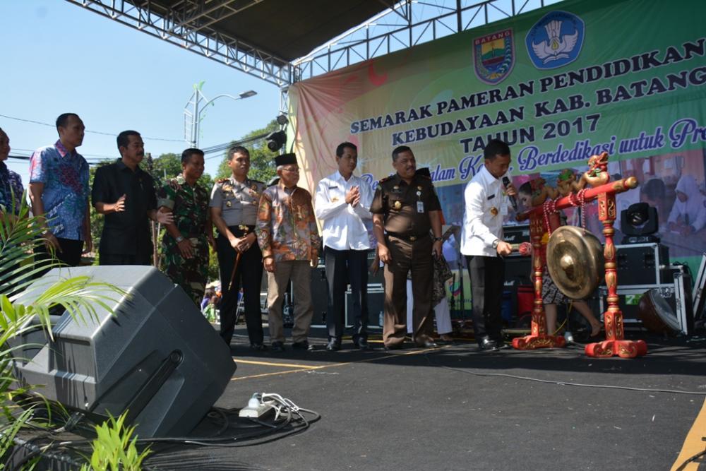 Bupati Batang Membuka Semarak Pameran Pendidikan dan Kebudayaan