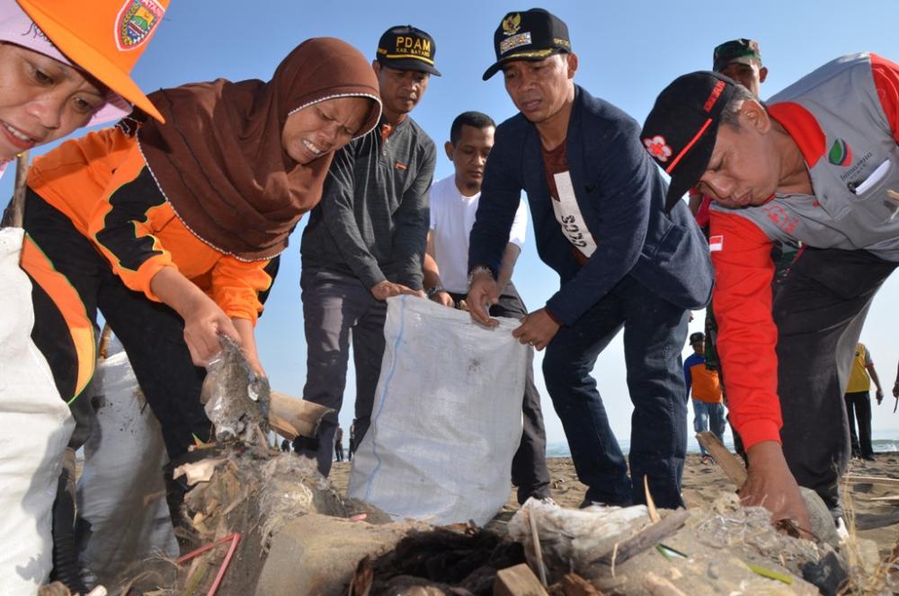 Ratusan Orang Bersih – Bersih di Obyek Wisata Pantai Sigandu