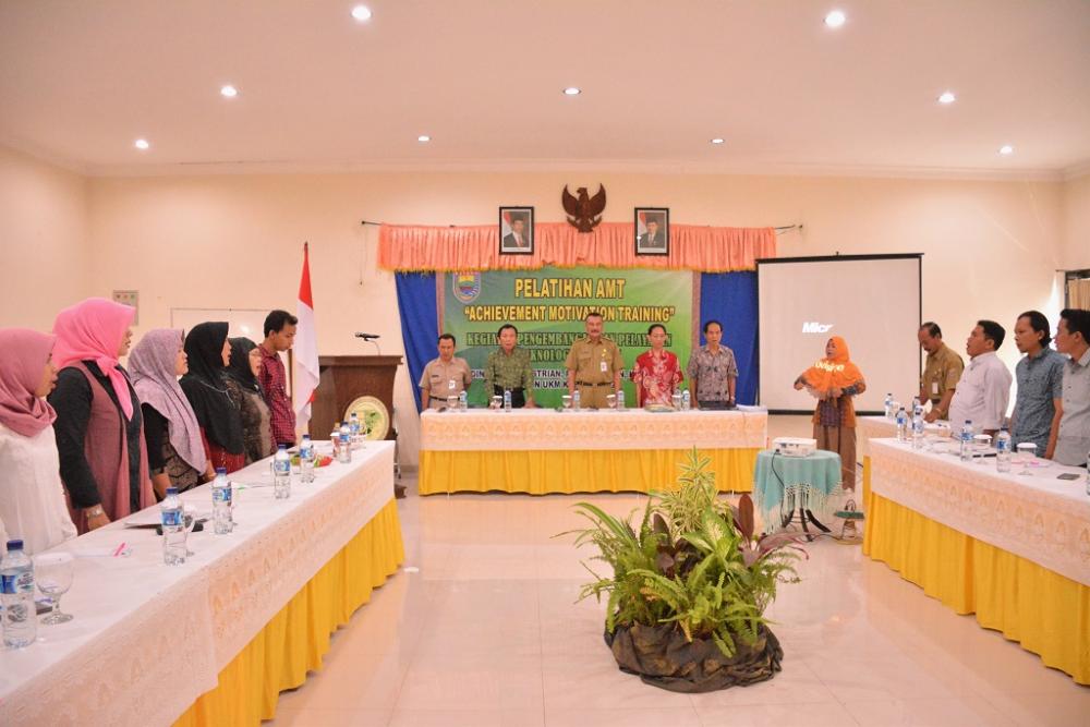 Memotivasi  Para Pengusaha Industri Kecil Menengah untuk Mengenali Jati Diri