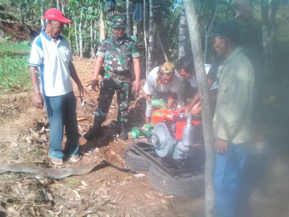 Babinsa Koramil 02/Limpung Lakukan Penyedotan Air