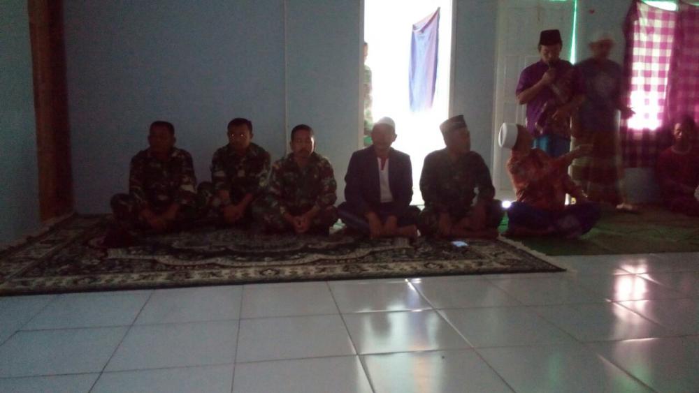 Anggota Koramil 04/Bawang Nonton Bareng Film G 30 S/PKI dengan Para Santri