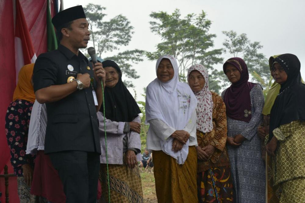 Bupati dan Wakil Bupati Berikan Santunan ke Janda Miskin