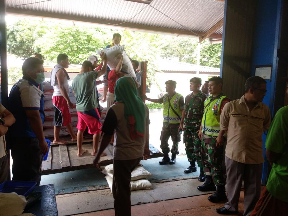 Kodim 0736/Batang Serahkan Hasil Sergab ke Bulog