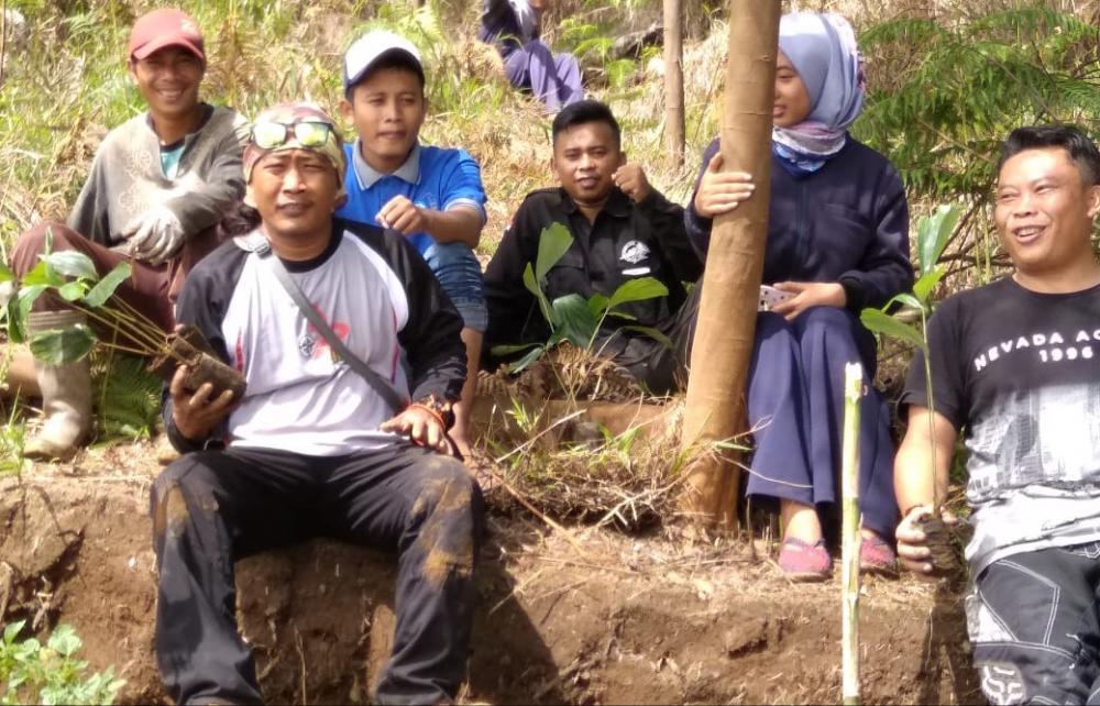 Puluhan Komunitas di Batang Tanam Ribuan Bibit Aren