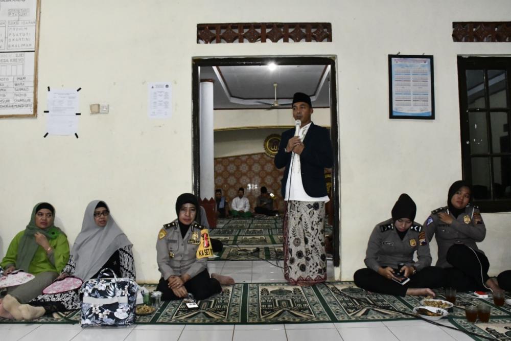 Bupati Batang Sampaikan Program Santunan Kematian Dalam Tarawih Ukhuwah