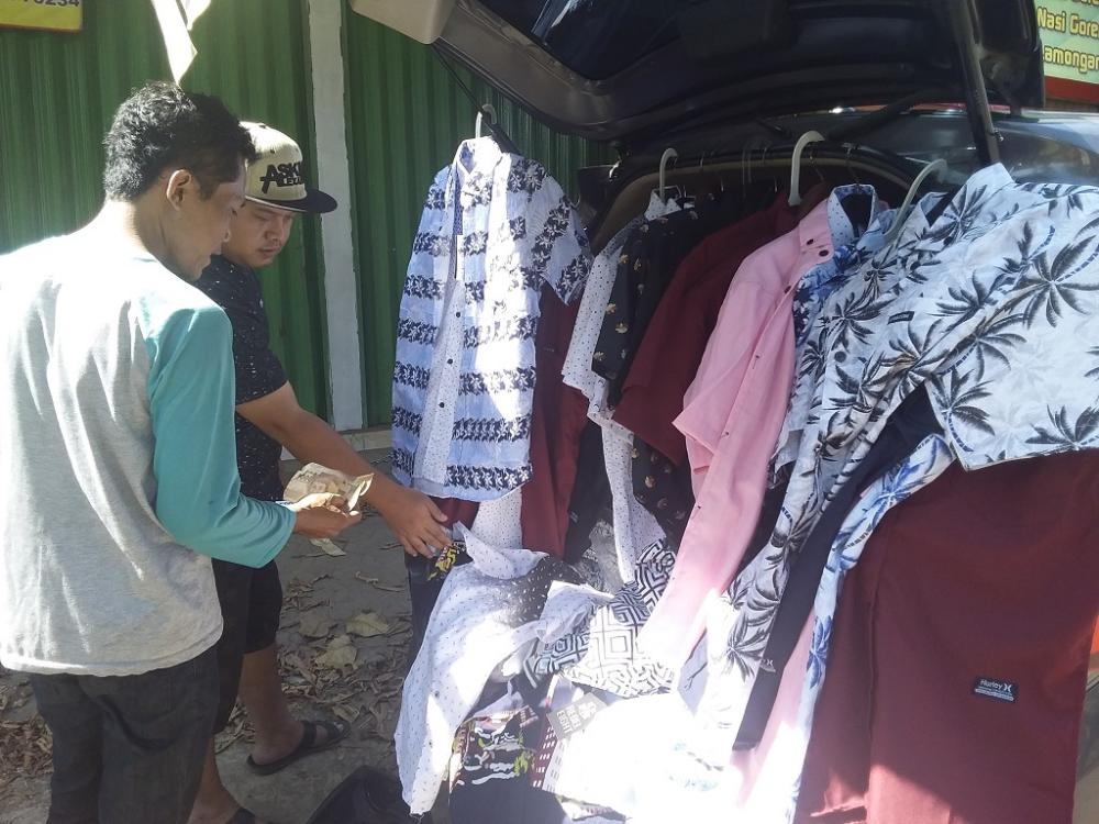 Jelang Lebaran, Penjual Pakaian Keliling Mulai Bertebaran
