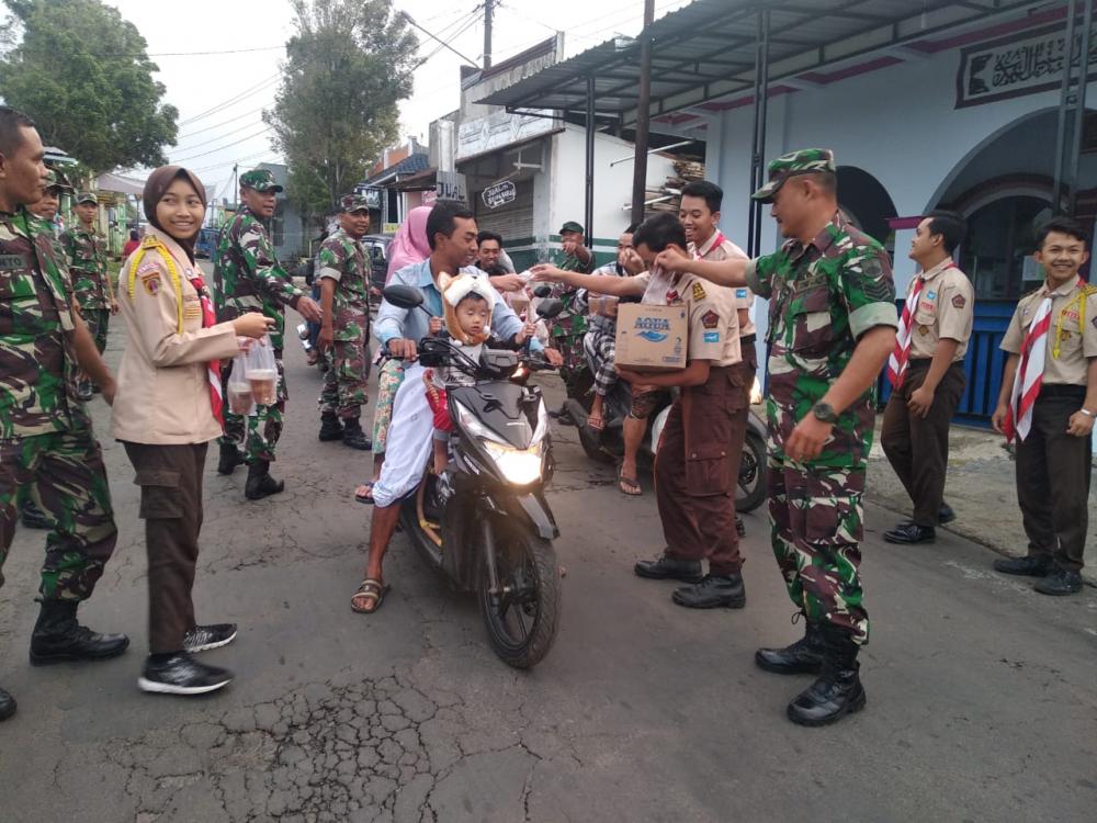 Saka Wira Kartika Koramil 04/ Bawang Bagikan Takjil