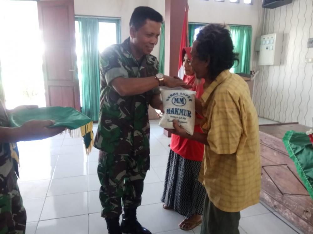 Kodim 0736/Batang Bagikan Zakat Kepada Warga Sekitar