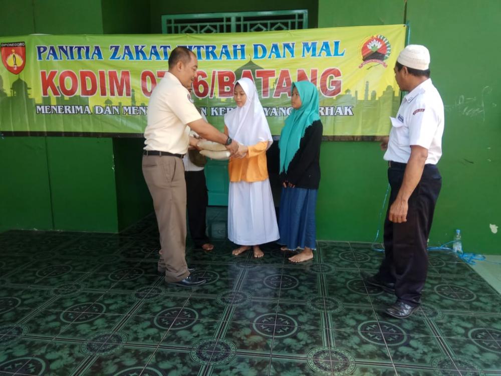 Kodim 0736/Batang Salurkan Zakat Fitrah Kepada Yayasan