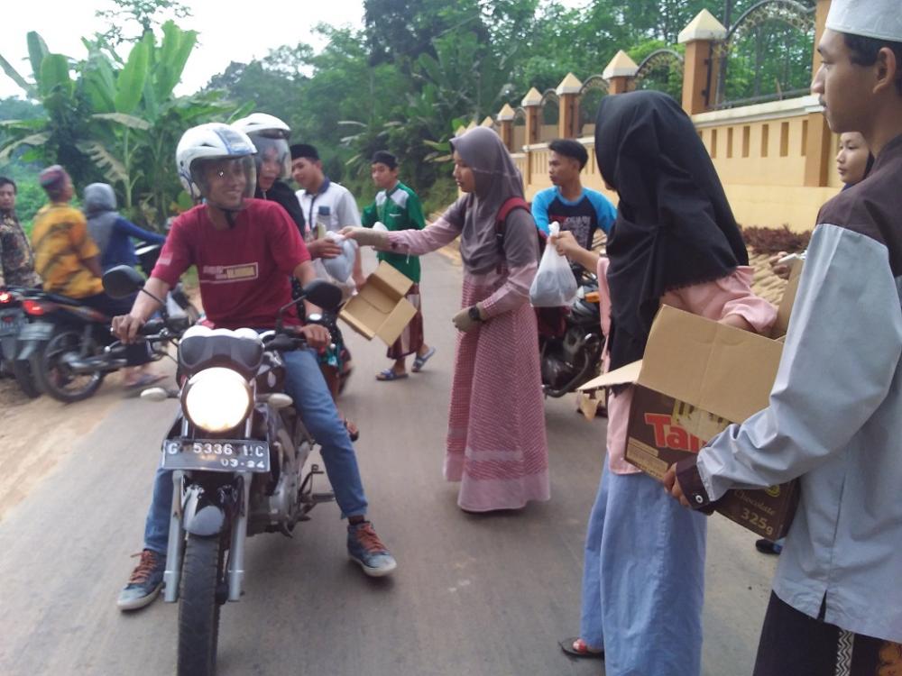 Rayakan Kelulusan, Pelajar SMPN 8 Batang Bagikan Takjil
