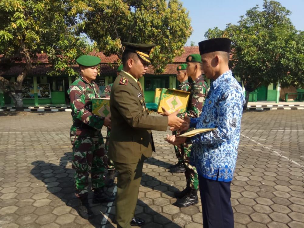 Dandim 0736/Batang Secara Simbolis Serahkan Bingkisan Lebaran 